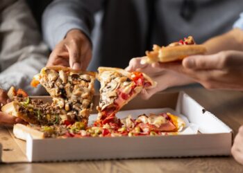 Pilot Shouts Pizza for 155 Passengers