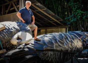 Small town rallies to bring giant cockatoos to new home